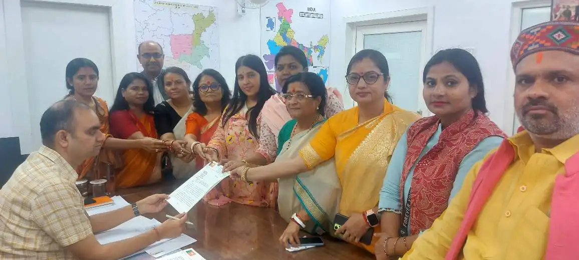 A delegation of women from Bihar BJP with the Chief Electoral Officer of the state.