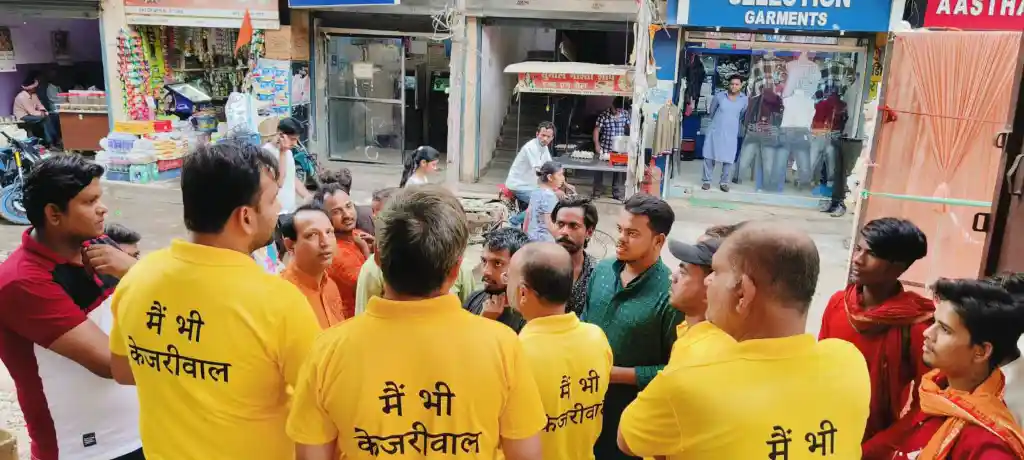 Aam Aadmi Party workers organising "Main Bhi Kejriwal" program in Patna.