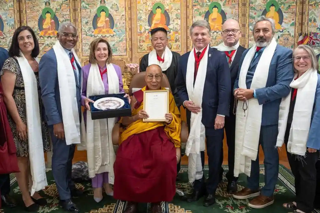 The High Level US Congress delegation with His Holiness The Dalai Lama along with the framed copy of Tibet Resolve Act.